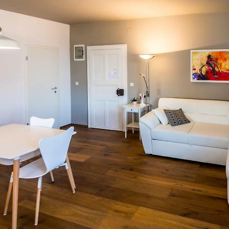 Apartment Festina Lente 로비니 외부 사진